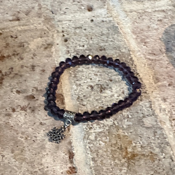 NWOT Purple Faceted Bead Stretch Bracelet w/ Snowflake Charm - Picture 2 of 4
